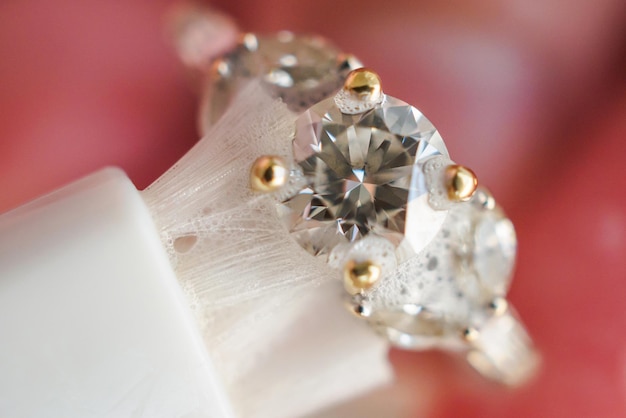 Nettoyage et polissage des mains de bijoutier bague en diamant de bijoux vintage macro gros plan