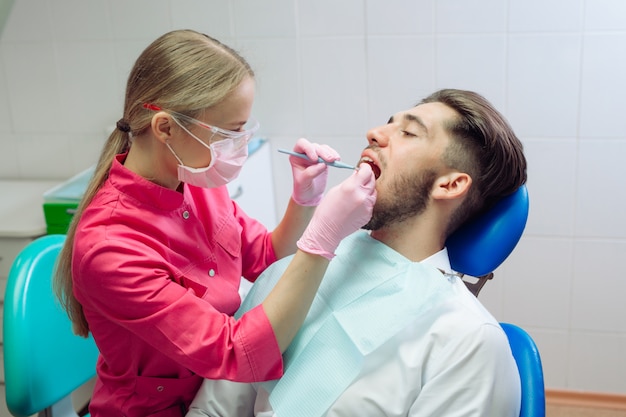 Nettoyage professionnel des dents, Dentiste nettoie les dents d'un patient.