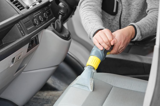 nettoyage à sec de voiture sièges textiles gris clair nettoyage chimique avec méthode d'extraction professionnelle nettoyage régulier