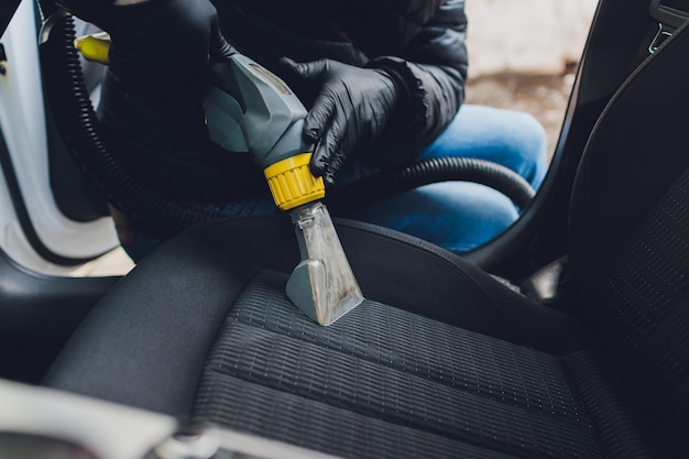 Photo nettoyage textile chimique des sièges intérieurs de voiture avec une méthode d'extraction professionnelle. nettoyage au début du printemps ou nettoyage régulier.