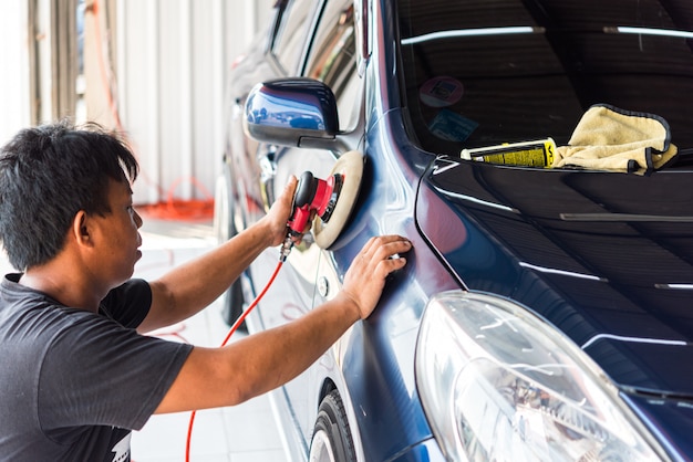 Nettoyage de la voiture à l'atelier d'entretien automobile