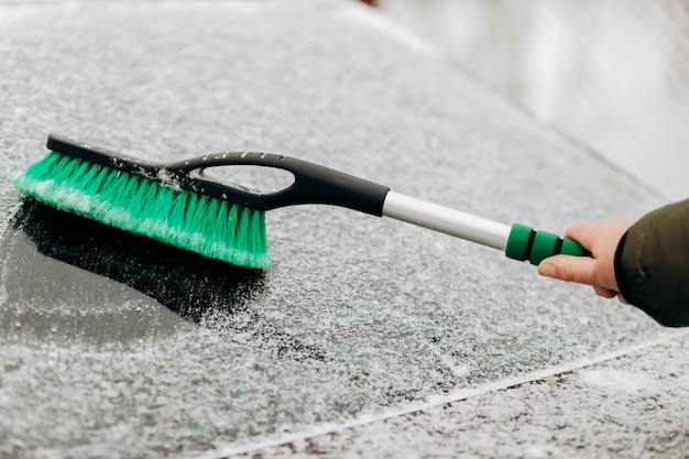 Nettoyage de la voiture de la neige