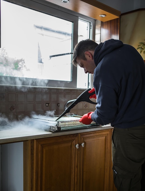 Nettoyant gant avec four à vapeur à la maison gros plan