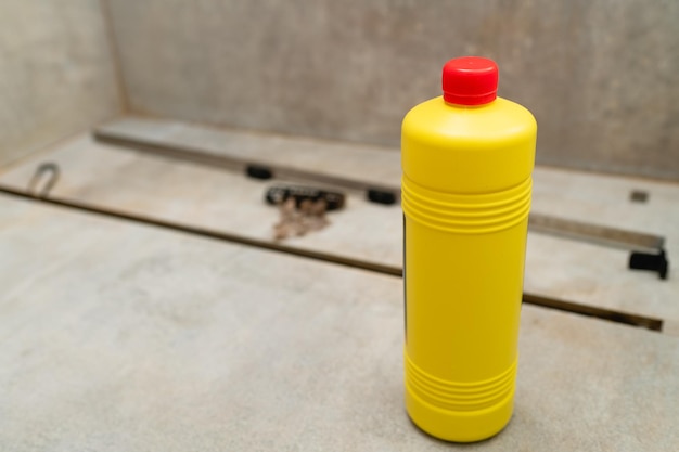 Nettoyant liquide dans une bouteille jaune pour nettoyer les égouts