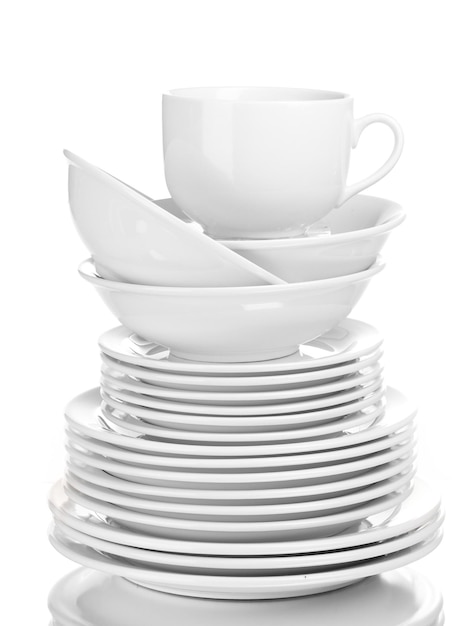 Nettoyer les assiettes et les tasses isolées sur blanc