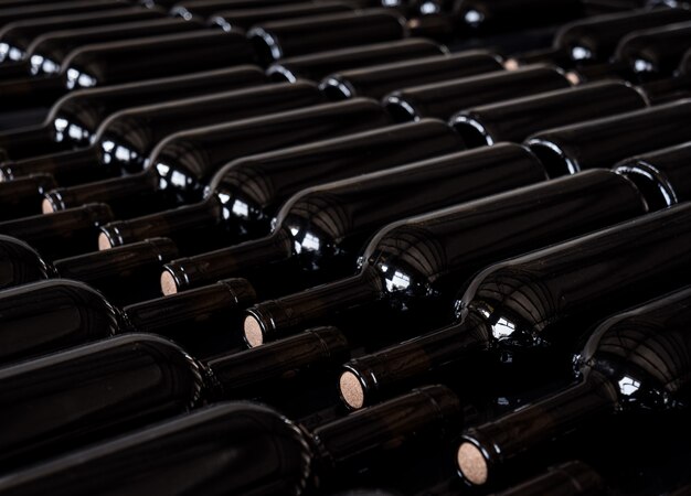 Photo nettoyer les bouteilles de vin noir