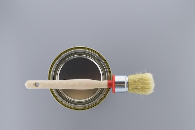 Nettoyer la brosse à poils sur l'étain de peinture sur un concept de décoration ou de rénovation de fond gris