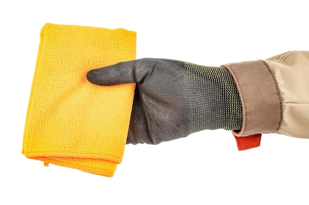 Nettoyer un chiffon en microfibre orange dans la main du travailleur dans un gant de protection noir isolé sur blanc