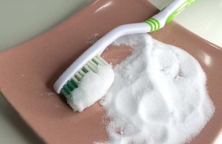 Photo nettoyer les dents avec une brosse à dents et du bicarbonate de soude