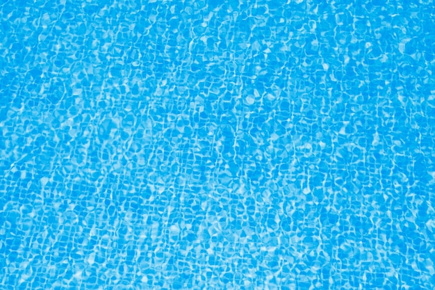 Photo nettoyer l'eau bleue dans la piscine