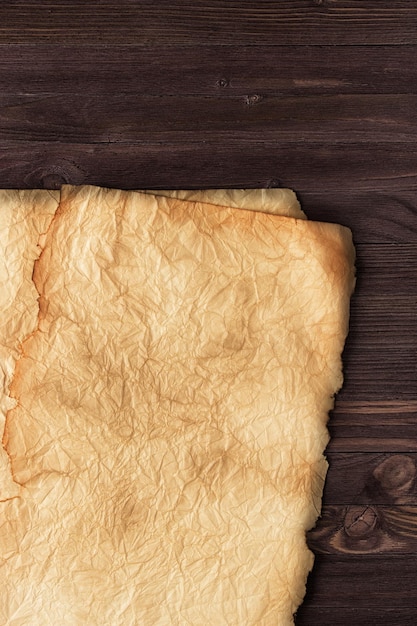 Nettoyer la feuille de papier froissé sur un fond de surface en bois