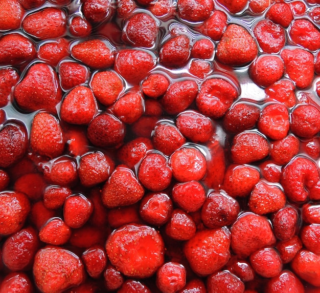 Nettoyer les fraises cuites pour la gelée de fruits