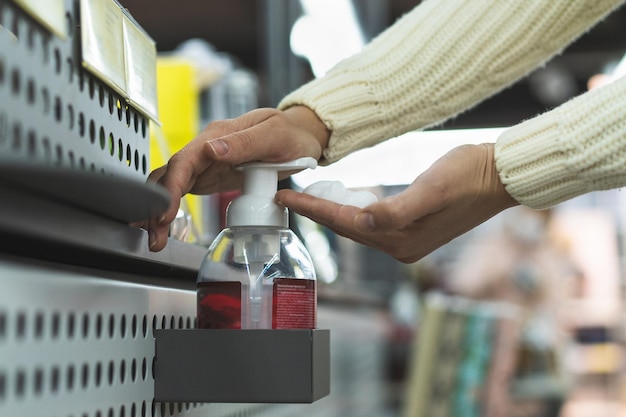 Nettoyer le lavage des mains à l'aide du concept de distributeur de désinfectant aujourd'hui le concept de mode de vie des gens