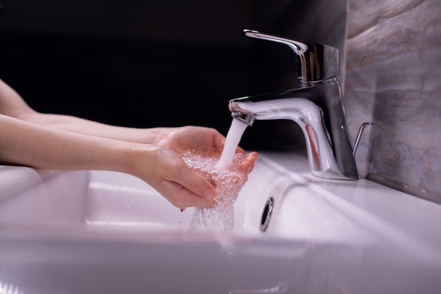 Nettoyer les mains des enfants en se lavant les mains avec du savon