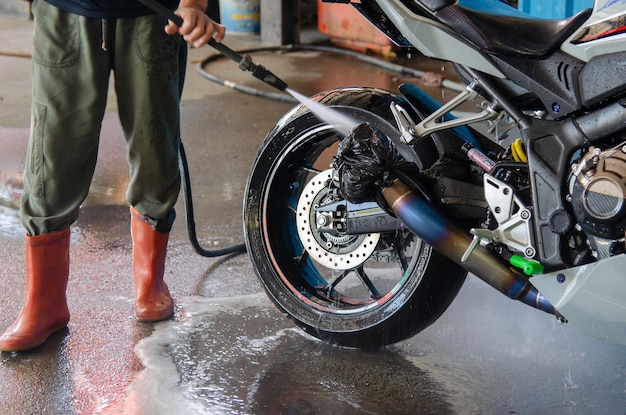 Photo nettoyer la moto au magasin de lavage de voiture