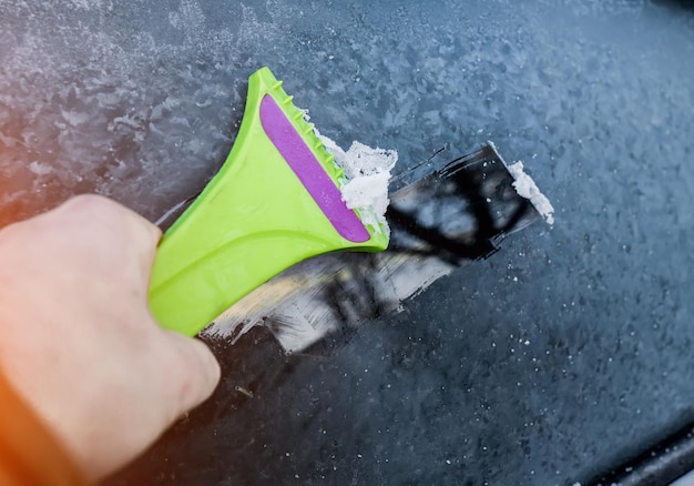 Nettoyer la neige du pare-brise Gratter la glace Nettoyage des vitres de voiture en hiver