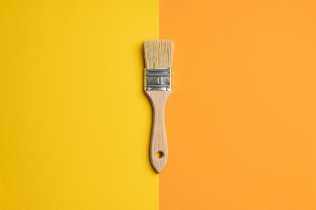 Nettoyer le pinceau sur fond coloré