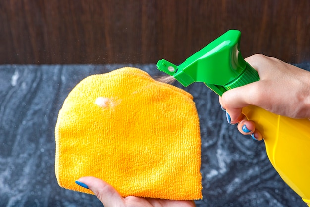 Nettoyer le plan de travail prendre soin des plans de travail de la cuisine ou de la salle de bain nettoyer la pierre marbre