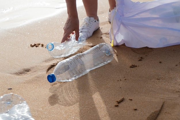 Nettoyer le plastique sur la plage