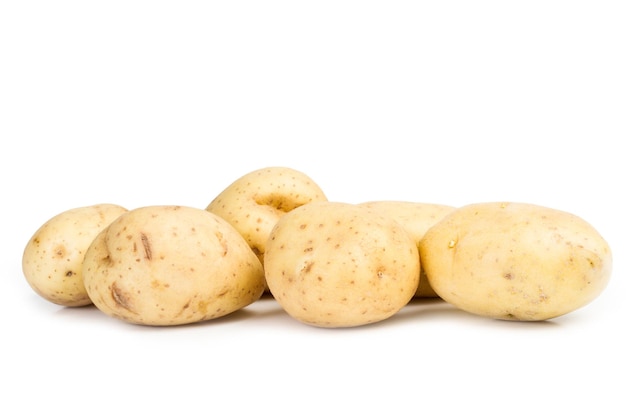 Nettoyer les pommes de terre isolé sur fond blanc