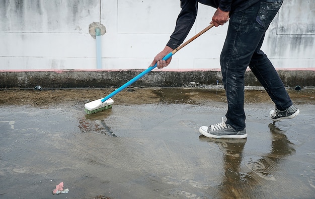 nettoyer le tablier de la route en béton