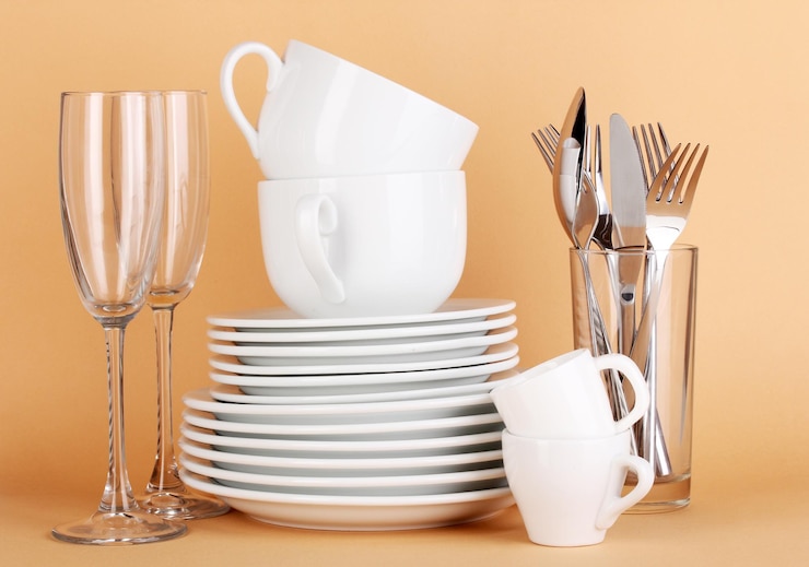 Photo nettoyer la vaisselle blanche sur fond beige