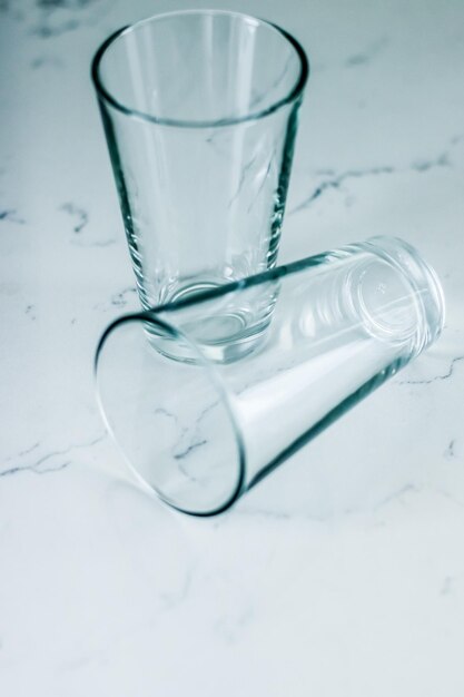 Nettoyer les verres vides sur une table en marbre