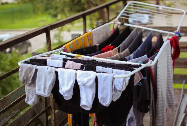 Nettoyer les vêtements accrochés à la sécheuse à l'extérieur