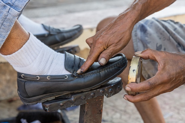 Nettoyeur de chaussures dans la rue