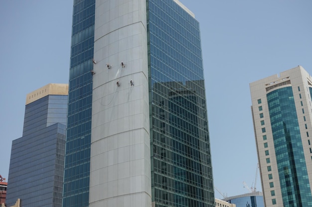 Nettoyeurs de vitres lavant une façade extérieure de blocs de bureaux