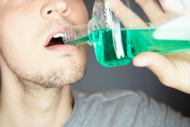 Nettoyez la bouche avec un bain de bouche liquide pour éviter la mauvaise odeur et avoir une haleine fraîche