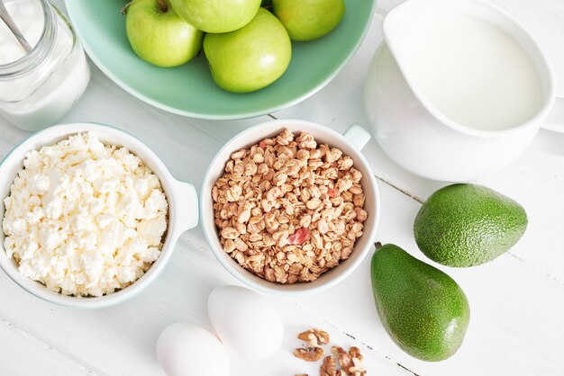 Nettoyez les ingrédients sains de cuisson. Cadre alimentaire. Concept de superaliments. Petit déjeuner de remise en forme.Manger sainement et manger, suivre un régime, cuisine végétarienne, concept de cuisine et perte de poids.Aliments frais sur la table