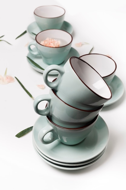 Nettoyez la vaisselle, le café ou le thé. Beaucoup de tasses en porcelaine élégantes, high key, verticales