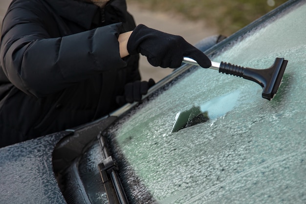 Nettoyez La Vitre De La Voiture De La Neige En Hiver. Nettoyage Des Voitures De Pare-brise. Enlever La Glace Et La Neige Des Fenêtres.