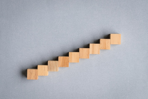 Neuf cubes de bois disposés en escalier montant