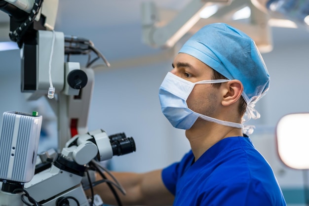 Le neurochirurgien fonctionne avec une machine de chirurgie robotique médicale. Commande manuelle par système chirurgical mini-invasif. Dispositif médical automatisé moderne.