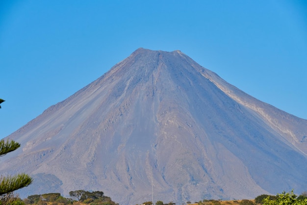 Photo nevado de colima et volcan colima ensemble dans un ciel clair