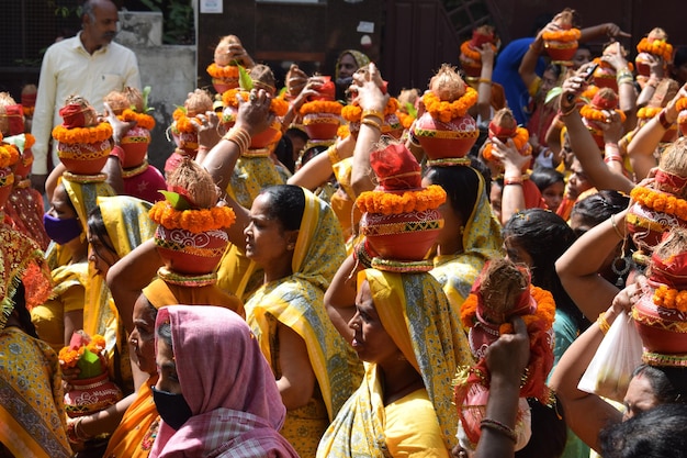New Delhi Inde 25 juillet 2024 Des femmes avec Kalash sur la tête pendant le temple Jagannath Mangal Kalash Yatra Des dévots hindous indiens portent des pots en terre contenant de l'eau sacrée avec une noix de coco sur le dessus