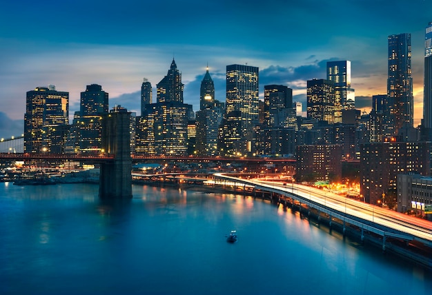 New York City - beau lever de soleil sur manhattan avec manhattan et pont de brooklyn USA