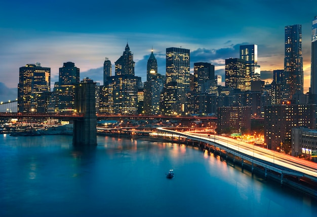 New York City - beau lever de soleil sur manhattan avec manhattan et pont de brooklyn USA