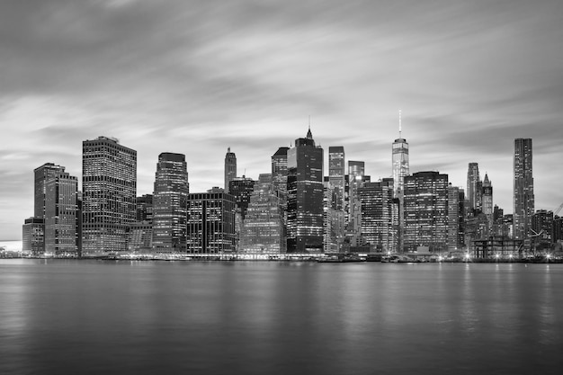 New York City célèbre Manhattan skylines noir et blanc moody nuages NYC USA
