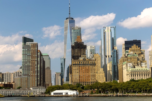 New York City Skyline avec gratte-ciels urbains du centre-ville du quartier des affaires de Lower Manhattan