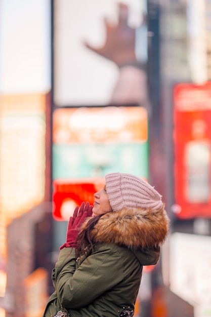 New York City Woman En Tant Que Touriste De Times Square Ou Jeune Femme Heureuse Visitant Manhattan, New York City, New York, Usa.