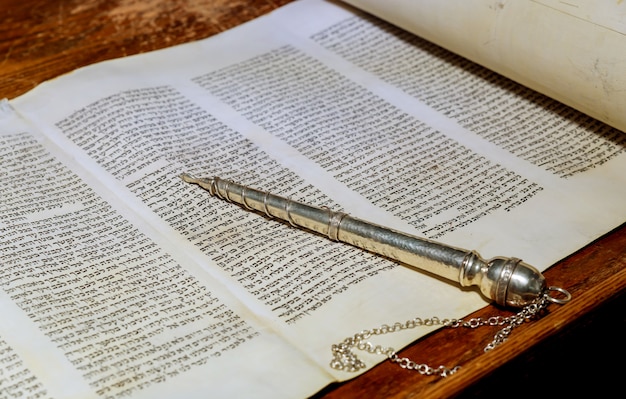 Photo new york ny mars 2019. la torah hébraïque une synagogue vacances juives, pendant les lettres du vieux livre de défilement