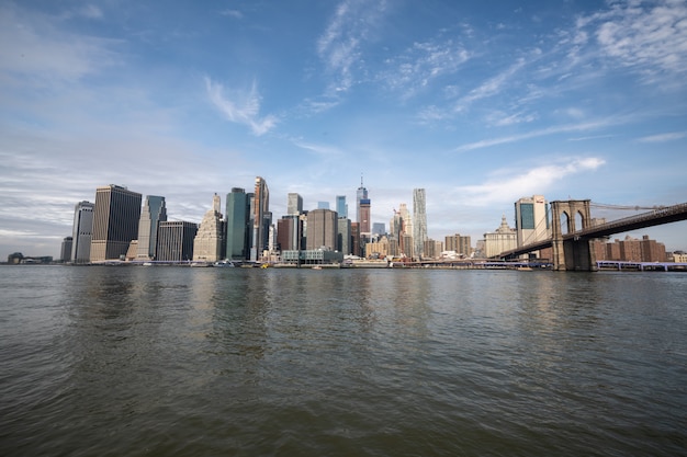 New York skyline réflexion sur la rivière Hudson à Brooklyn bridge en plein jour