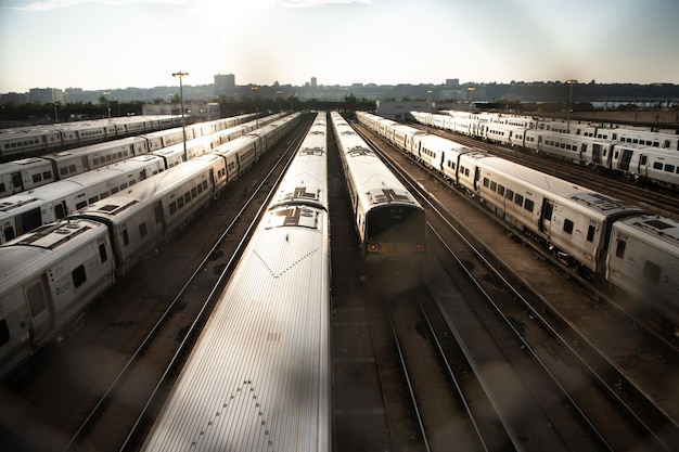 New York, États-Unis, 23 juillet 2023, gare ferroviaire dans le dépôt de la gare dans la jonction industrielle urbaine.