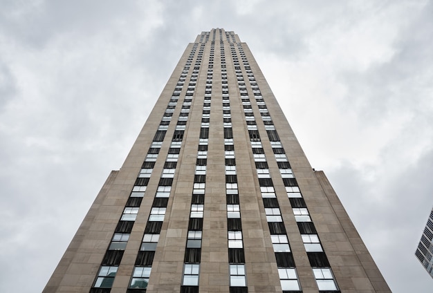 NEW YORK, USA - 01 mai 2016: Rockefeller Center à New York par un jour nuageux