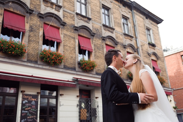 Newlywed heureux couple frottant le nez avec amour le jour de leur mariage
