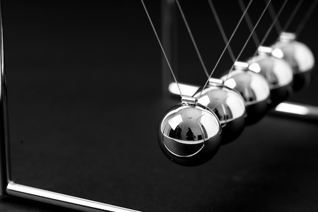 Newtons Cradle balles d'équilibrage,