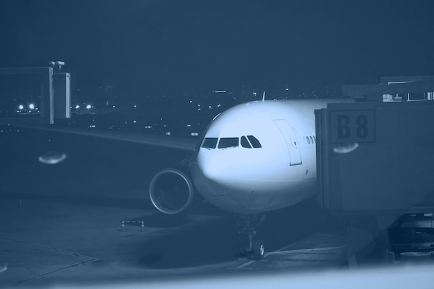 Nez d'avion au terminal d'atterrissage Trafic à l'aéroport de nuit